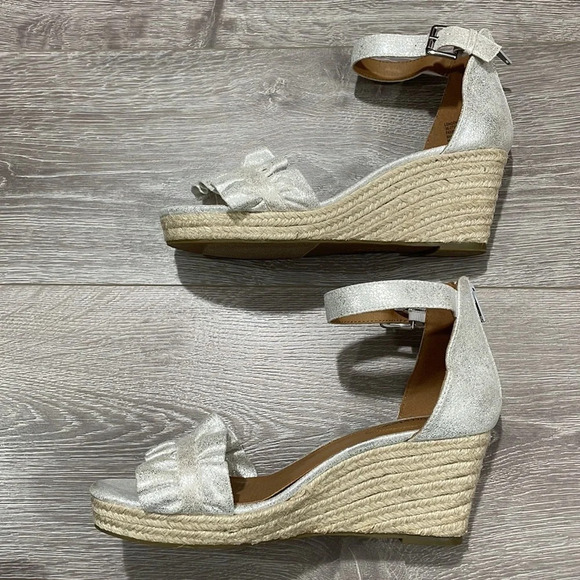 NEW Comfortview Silver Ruffle Wide London Wedge Espadrille Ankle Strap 8… - Picture 9 of 13